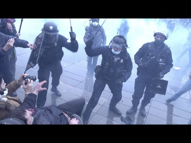 Un commissaire de police matraque un manifestant (30 janvier 2021, Paris)