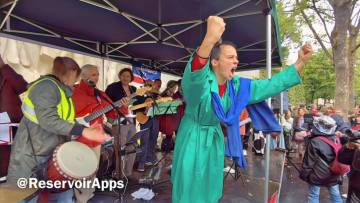 «On va danser ensemble sur la musique de HK »