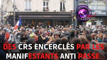 Des CRS encerclés et chassé par les manifestants anti-passe