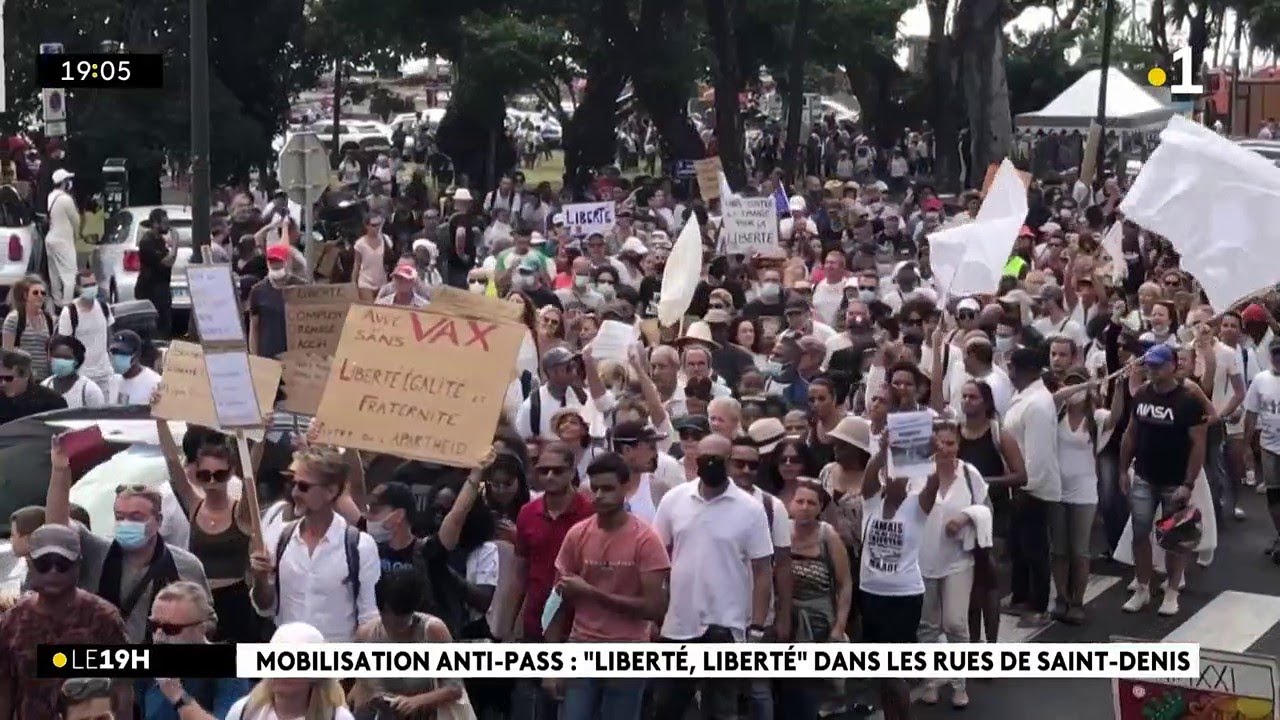 Manifestation anti pass :Un millier de personnes ont défilé dans les rue de St Denis cet après midi
