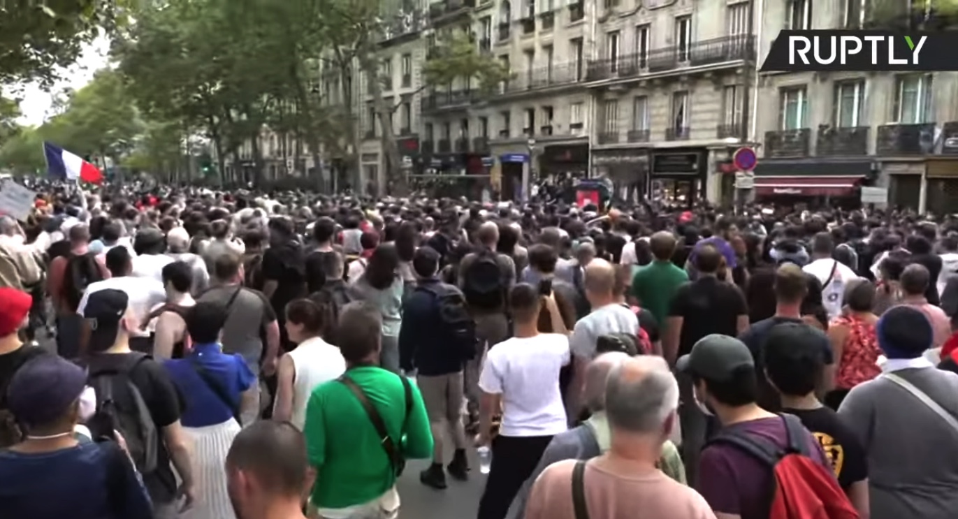 La manifestation contre le pass sanitaire et l’obligation vaccinale se poursuit à Paris