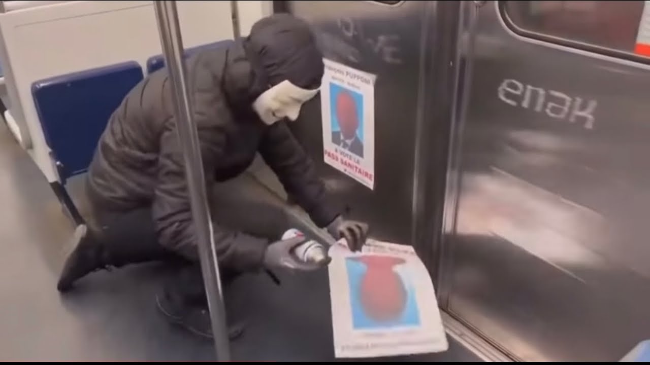 « Députés » Ils ont voté pour le pass sanitaire , les anonymous collent leur photo dans le métro