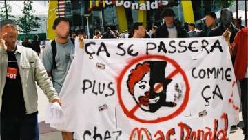 Les manifestants envahissent le Macdonalds ( Manif pass sanitaire )