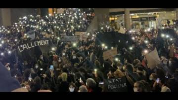 Marche des Libertés: la forêt de portables brandis place de la Bastille