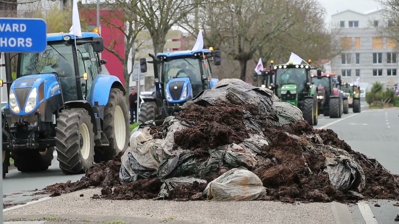 Manifestation et action des agriculteurs devant la DDTM de La Rochelle