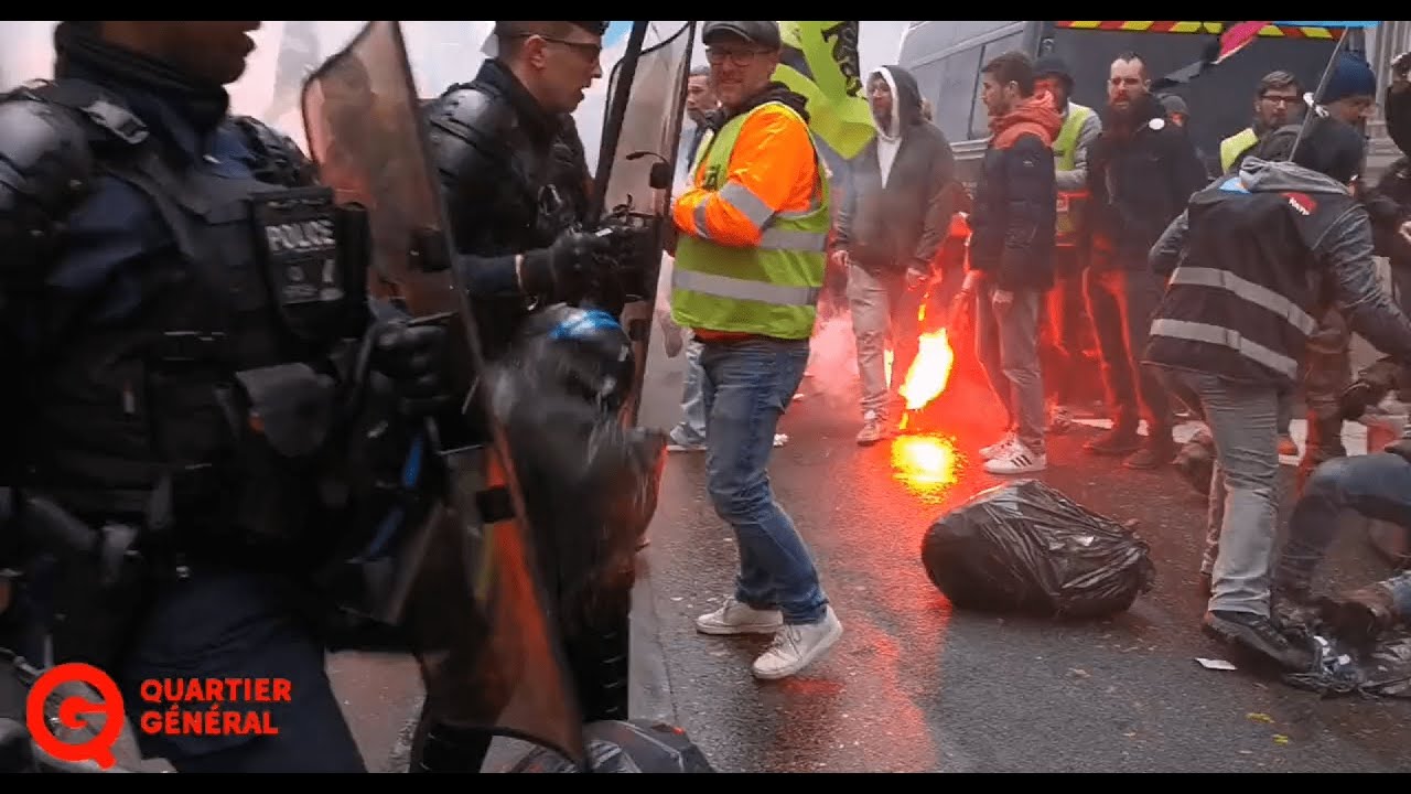 Retraites : des poubelles jetées sur le siège de Macron à Paris
